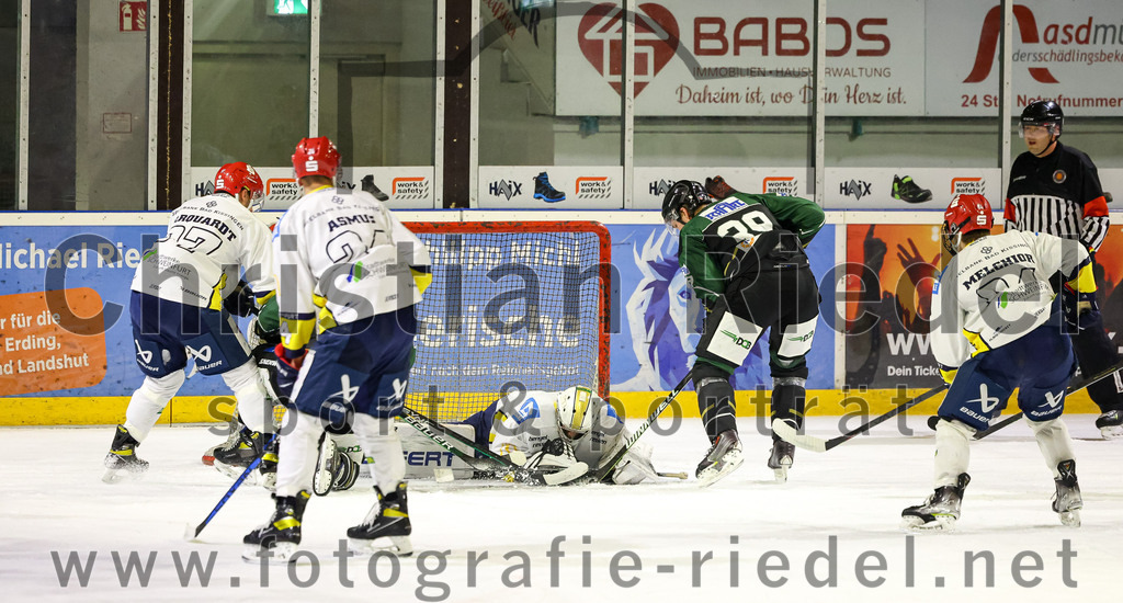 2023-01-06_053_TSV_Erding_gegen_ERV_Schweinfurt | Erding, Deutschland, 06.01.2023:
Eishockey, Bayernliga 2022 / 2023, 26. Spieltag, TSV Erding gegen ERV Schweinfurt, Endergebnis: 7:3

Kevin Marquardt (ERV Schweinfurt, #97), Alexander Asmus (ERV Schweinfurt, #24), Torwart Benedict Roßberg (ERV Schweinfurt, #42), Thomas Plihal (Erding Gladiators, #39), Nils Melchior (ERV Schweinfurt, #84)

Foto: Christian Riedel / fotografie-riedel.net