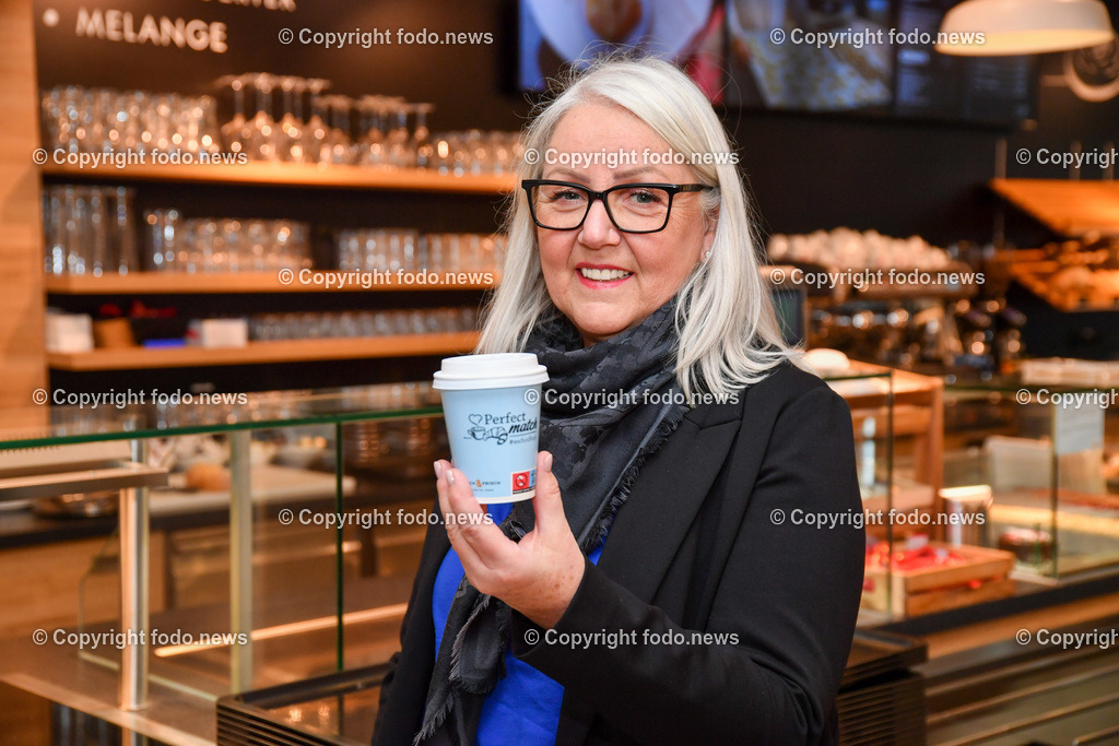 Resch und Frisch_ Coffee to Go_ 09.12.2022-5 | 09.12.2022, Wels, AUT, Resch und Frisch, Coffee to Go, im Bild Michaela Schwarzenbacher (Bezirksleiterin Resch und Frisch) mit einem Coffee to Go