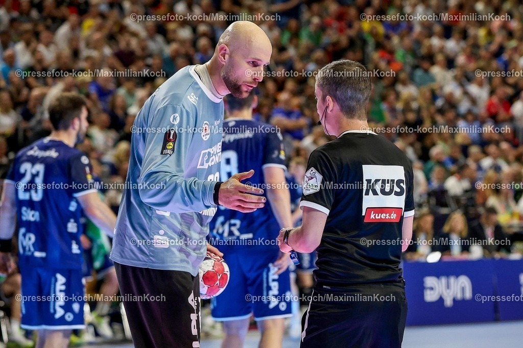 xSSCx18042601054 | 18.04.2026, xsscx, Handball, DHB-Pokal Lidl Final4, TBV Lemgo-Lippe - Füchse Berlin, Saison 2025 / 2026 Herren, Lanxess Arena: Urh Kastelic (TBV Lemgo Lippe #99) diskutiert mit dem Schiedsrichter Photo: xSandraxScherningxPressefotoKochx