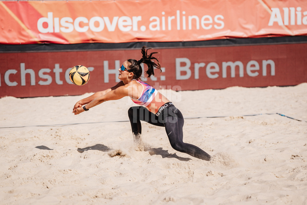 Beachvolleyball | Frauen | Allianz German Beach Tour 2025 | Tourstop Bremen | 13.06.2025 | Sophia Neuss spielt den Ball