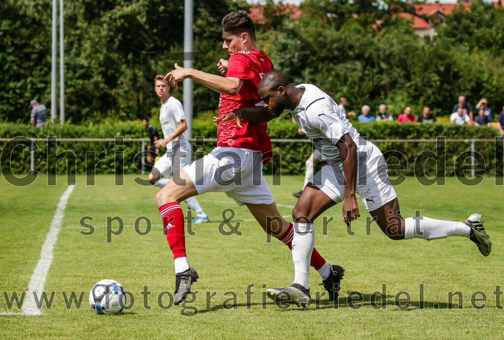 2023-07-30_004_FC_Lengdorf_gegen_SpVgg_Altenerding | Lengdorf, Deutschland, 30.07.2023:
Fußball, Kreisliga 2023 / 2024, 1. Spieltag, FC Lengdorf gegen SpVgg Altenerding, Endergebnis: 1:1

Lukas Fischer (FC Lengdorf, #17), Ridwan Bello (SpVgg Altenerding, #5)

Foto: Christian Riedel / fotografie-riedel.net