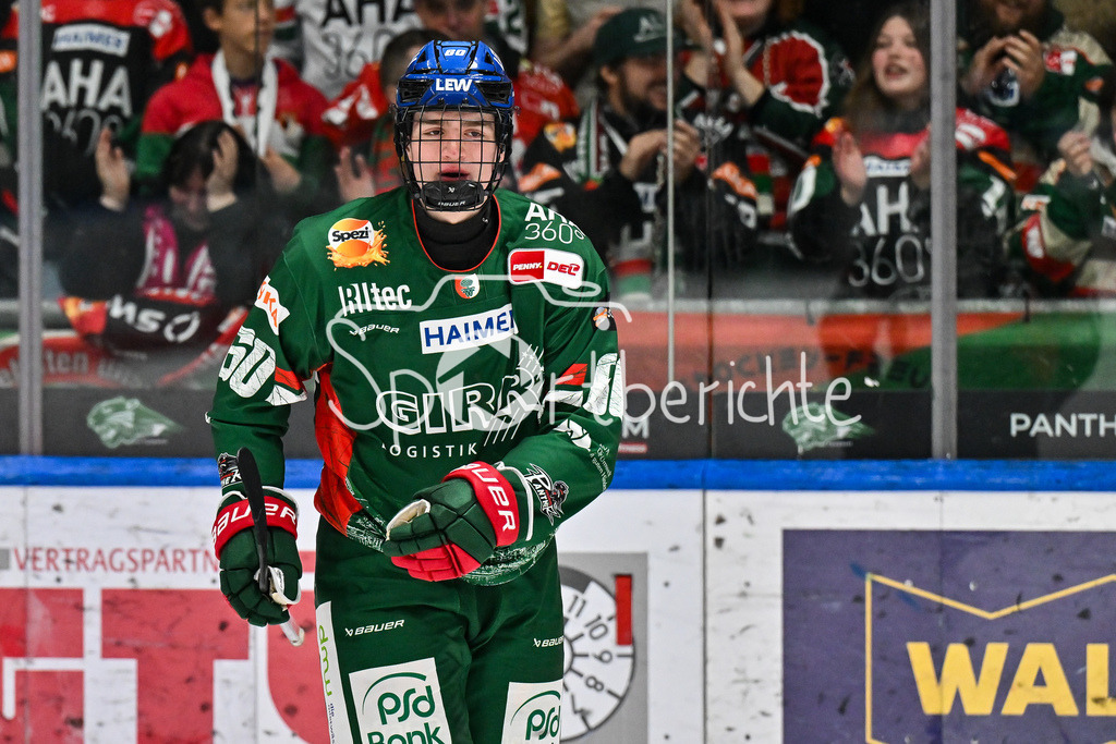 Augsburger Panther - Löwen Frankfurt | Die Speiler der Augsburger Panther feiern zusammen mit den Fans den Heimsieg gegen Frankfurt - Liron PELLIZZARI (Augsburger Panther 60) - beim match zwischen den Augsburger Panthern und den Löwen Frankfurt am 8. Spieltag der Penny DEL im Curt Frenzel Stadion am 19.10.2025
