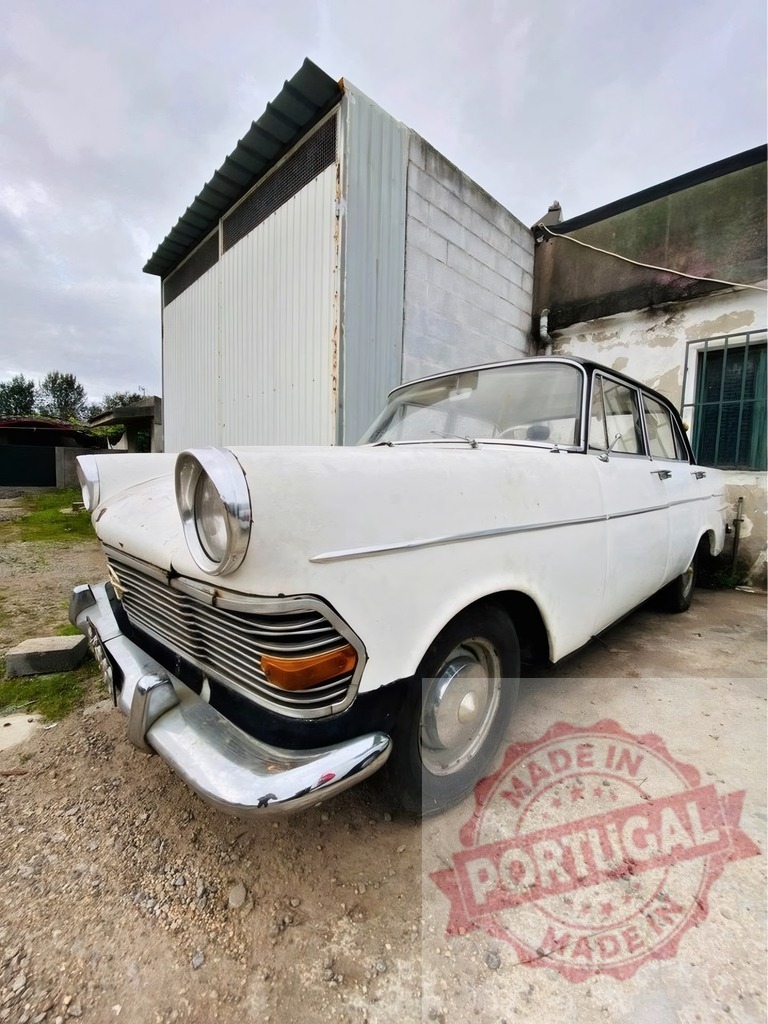 White Opel Rekord classic car parked outdoors | Opel Rekord vintage car showing weathered body and classic design - Realisiert mit Pictrs.com