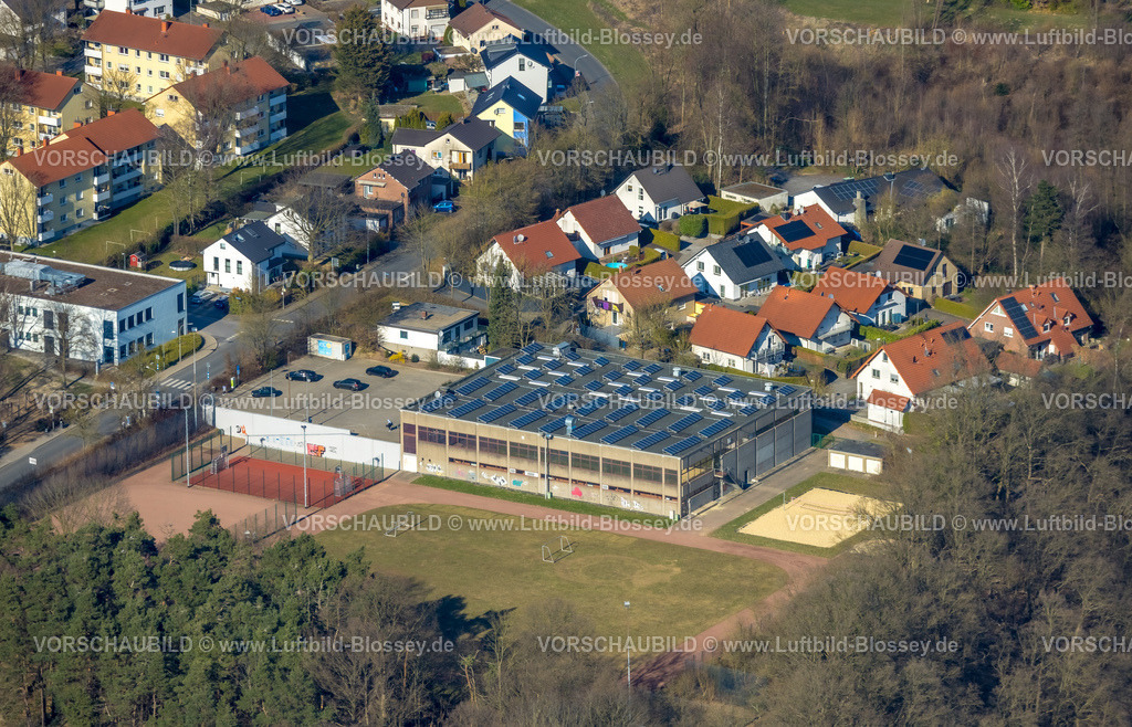 Wickede250305726 | Luftbild, Gerken-Sporthalle mit Solardach, Sportplatz und Bolzplatz, Echthausen, Wickede, Soester Börde, Nordrhein-Westfalen, Deutschland