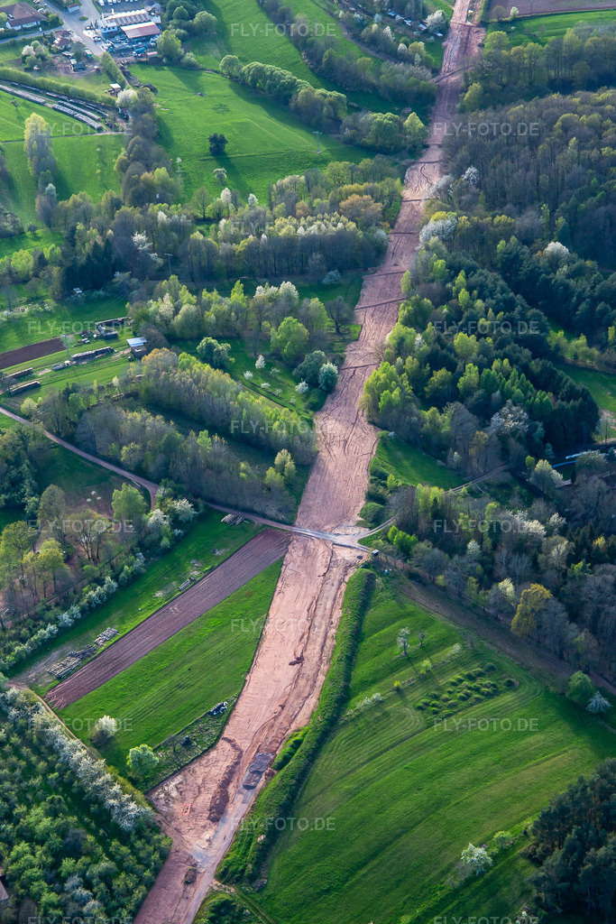 Luftbild: Schneise durch den Pfälzerwald zur Neuerrichtung des Teilstücks der Trans-Europa-Naturgas-Pipeline (TENP-III von den Niederlanden in die Schweiz) auf 51 km Länge zwischen Mittelbrunn und Klingenmünster im Ortsteil Gossersweiler in Gossersweiler-Stein im Bundesland Rheinland-Pfalz in Deutschland. Foto: IMG_140123.jpg vom 11.04.2024 durch Werner Riehm/FLY-FOTO.de