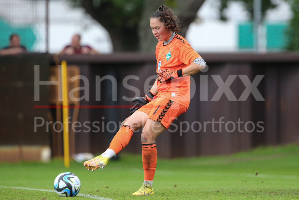 Fussball, Testspiel Frauen, SV Werder Bremen - TSV Pansdorf (U 19-Junioren) | v.li.: Livia Peng (Torhüterin, Torwart, SV Werder Bremen, 1) am Ball, Freisteller, Einzelbild, Ganzkörper, Aktion, Action, Spielszene