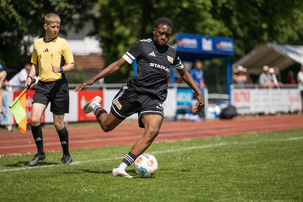 Fußball I Männer I 40. Pfingscup Hollage I 13132 | realhellocedii - Realisiert mit Pictrs.com