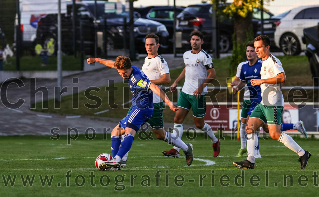 2023-08-01_102_FC_Schwaig_gegen_FC_Deisenhofen | Oberding, Deutschland, 01.08.2023:
Fußball, Toto-Pokal 2023 / 2024, 1. Spieltag, FC Schwaig gegen FC Deisenhofen, Endergebnis: 2:3

Björn Jost (FC Deisenhofen, #22), Vincent Sommer (FC Schwaig, #10)

Foto: Christian Riedel / fotografie-riedel.net