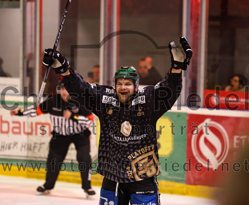 2024-03-08_099_TSV_Erding_gegen_EHC_Koenigsbrunn | Erding, Deutschland, 08.03.2024:
Eishockey, Bayernliga Playoffs 2023 / 2024, 1. Spieltag, TSV Erding gegen EHC Königsbrunn, Endergebnis: 3:0

Elias Maier (Erding Gladiators, #15)

Foto: Christian Riedel / fotografie-riedel.net