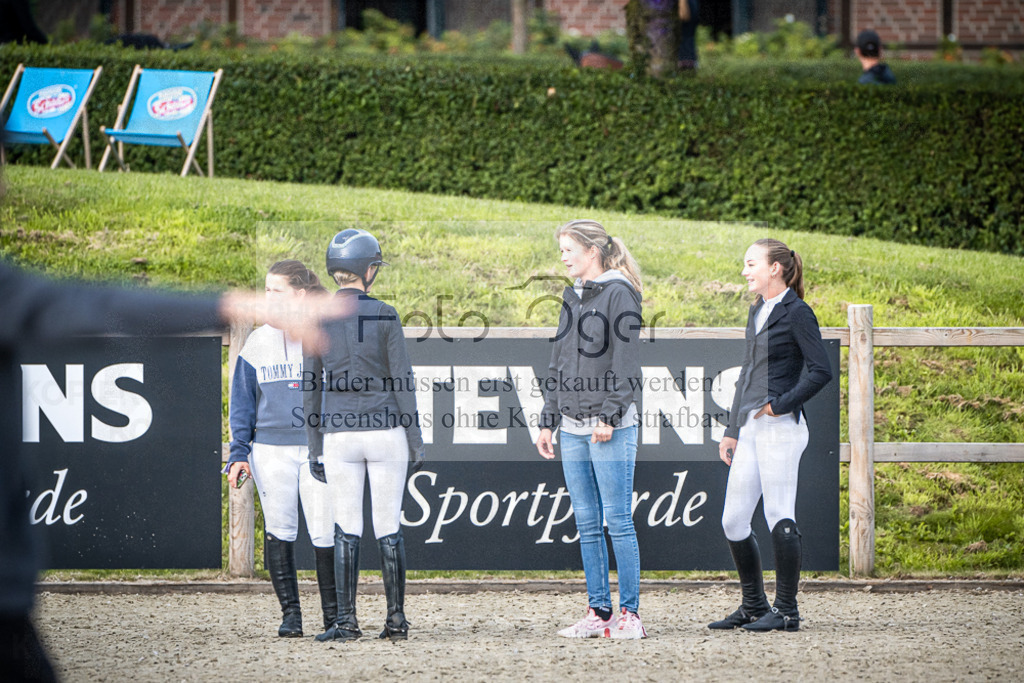 DOS_3259 | Entdecke hochwertige Reitturnierfotos von Foto Oger. Professionell, emotional und authentisch – jetzt Lieblingsmomente im Shop bestellen.Deutschlandweite Turnierfotografie. - Realisiert mit Pictrs.com