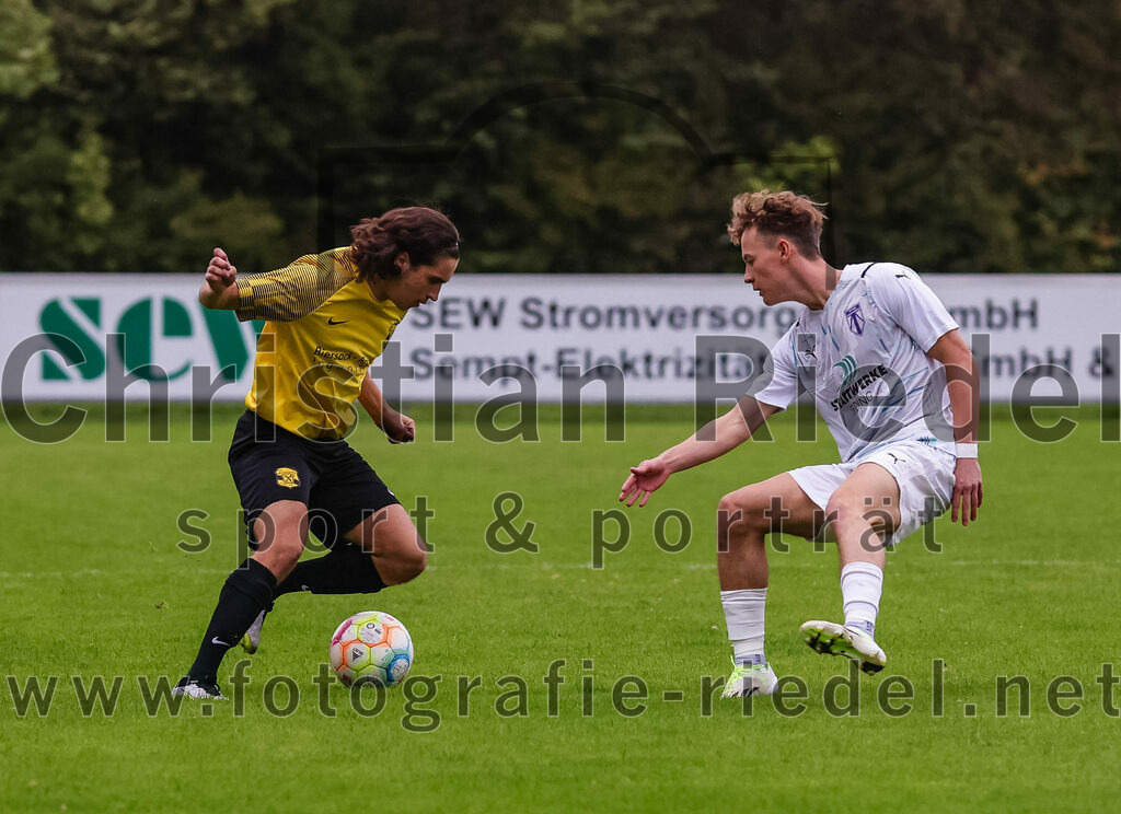 2023-08-09_004_FC_Moosinning_II_gegen_SpVgg_Altenerding | Moosinning, Deutschland, 09.08.2023:
Fußball, Kreisliga 2023 / 2024, 3. Spieltag, FC Moosinning II gegen SpVgg Altenerding, Endergebnis: 1:1

Fehmi Bagci (FC Moosinning, #3), Marc Winkelmann (SpVgg Altenerding, #20)

Foto: Christian Riedel / fotografie-riedel.net