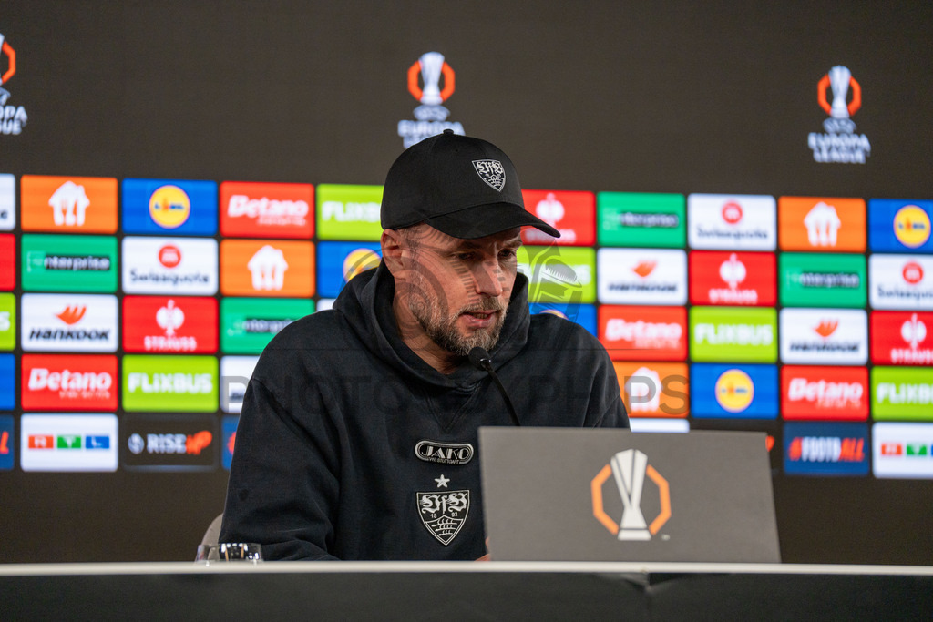 VfB Stuttgart vs. FC Porto, Fussball, Europa League, Achtelfinale, Hinspiel, 12.03.2026 | Sebastian Hoeness (Trainer VfB Stuttgart) bei der Pressekonferenz,VfB Stuttgart vs. FC Porto, Fussball, Europa League, Achtelfinale, Hinspiel, 12.03.2026Foto: photosbyphips/Philip Ziegler