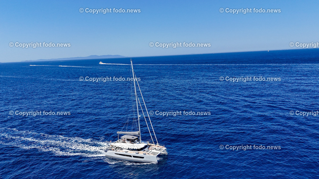 Kroatien_ Brac_ Insel in Dalmatien_ Milna_ 15.07.2025-5 | 15.07.2025, Kroatien, HRV, Brac, Insel in Dalmatien, Milna im Bild Themenbild, Meer, Wasser, Adria, blau, Segelboot, Katamaran, Urlaub, Touristen, Luftaufnahme, Feature, Symbolbild