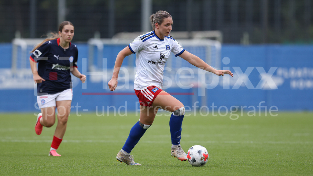 Fussball, Testspiel Frauen, Hamburger SV - Holstein Kiel | Andrea Svíbkova (Hamburger SV, 17) am Ball, Einzelbild, Ganzkörper, Aktion, Action, Spielszene