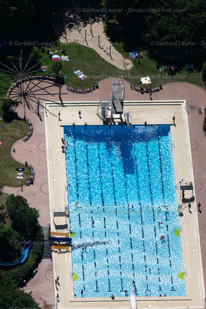 4035919 | BRAUNSCHWEIG 31.07.2020 Schwimmbecken des Freibades Bürgerbadepark und das Hallenbad an der Nimes-Straße in Braunschweig im Bundesland Niedersachsen, Deutschland. Weiterführende Informationen bei: Stadtbad Braunschweig Sport und Freizeit GmbH. // Swimming pool of the open-air swimming pool Buergerbadepark and the indoor swimming pool on street Nimes-Strasse in Braunschweig in the federal state of Lower Saxony, Germany. Further information at: Stadtbad Braunschweig Sport und Freizeit GmbH. Foto: Gerhard Launer