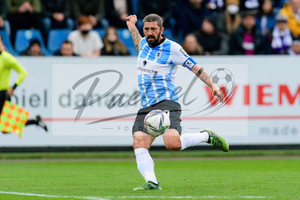 OSNTSV20211106_043 | Fussball, Herren: Sascha Moelders (TSV 1860 Muenchen) in Aktion, am Ball, Einzelaktion bei dem Spiel der 3. Liga zwischen VfL Osnabrueck und TSV 1860 Muenchen im Stadion an der Bremer Bruecke am 06.11.2021 in Osnanbrueck, Deutschland.DFB / DFL REGULATIONS PROHIBIT ANY USE OF PHOTOGRAPHS AS IMAGE SEQUENCES AND/OR QUASI-VIDEO. - Realisiert mit Pictrs.com