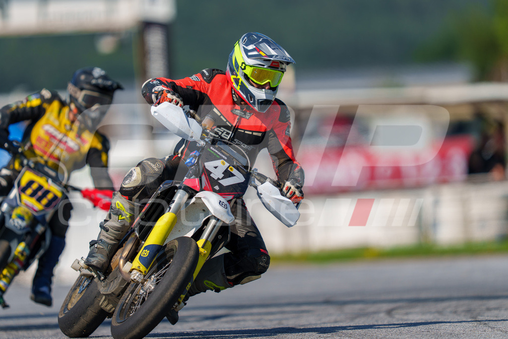 SuperMoto_Staatsmeisterschaft_Greinbach_178 | GRIPcapture steht für authentische Sportfotografie in Österreich – für Momente, die mehr sind als Geschwindigkeit oder Ergebnis. Es geht um Emotion, Spannung, Fokus und den Augenblick, der oft nur einen Wimpernschlag dauert.Ob Motorsport, Teamsport oder 