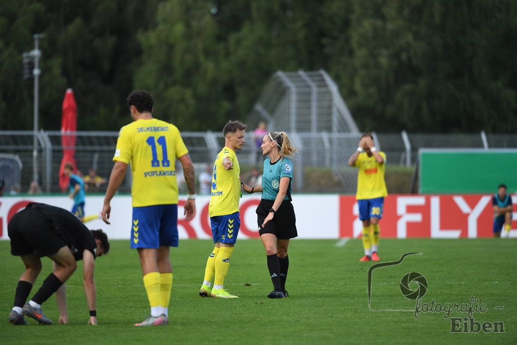 SV Atlas-Delmenhorst-Borussia Mönchengladbach | DFB-Pokal 1. Runde;SV Atlas Delmenhorst (gelb)-Borussia Mönchengladbach (schwarz) am 17.08.2025 in Oldenburg (Marschweg-Stadion), Photo: Philip Eiben 2025 - Realisiert mit Pictrs.com