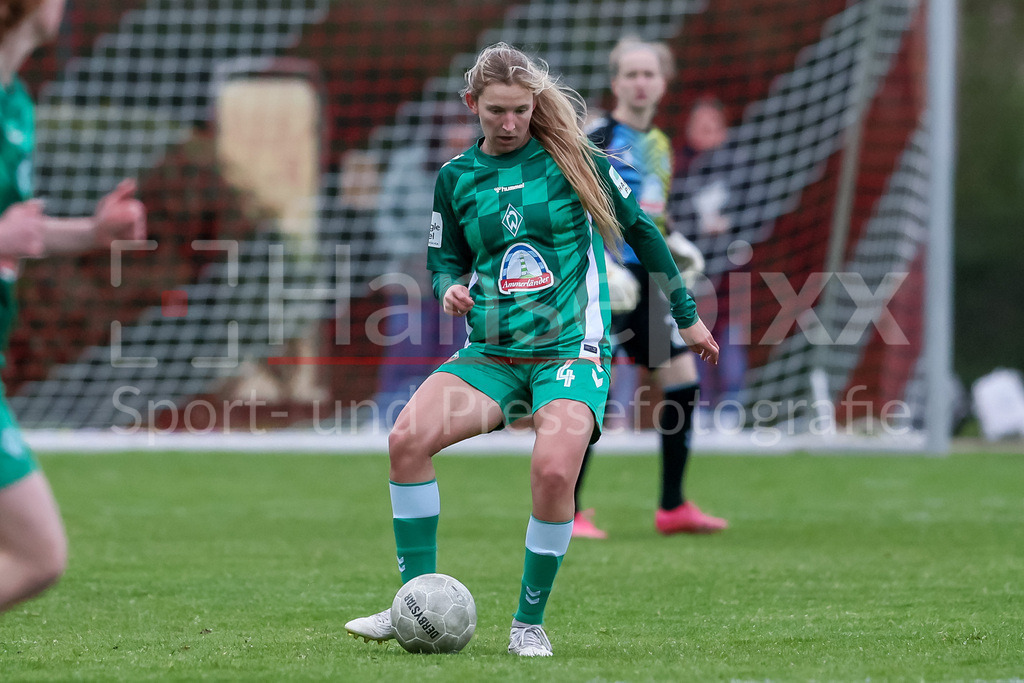 Fussball, Testspiel Frauen, ATS Buntentor - SV Werder Bremen | v.li.: Kaylie Ronan (SV Werder Bremen, 4) am Ball, Einzelbild, Ganzkörper, Aktion, Action, Spielszene