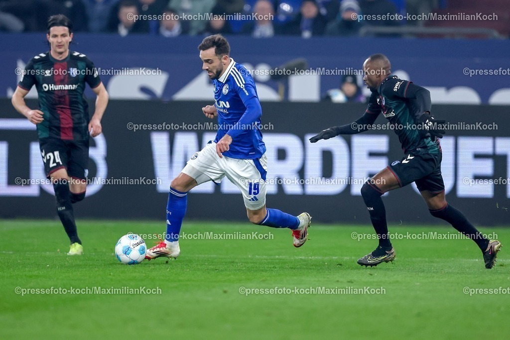 S0401022501039 | 01.02.2025, Fußball, FC Schalke 04 - 1. FC Magdeburg, 2.. Fußball Bundesliga, 20. Spieltag, Veltins-Arena Gelsenkirchen, Saison 2024 2025: Kenan Karaman (S04 #19) im Zweikampf gegen Jean Hugonet (1.FC Magdeburg #24) und Silas Gnaka (1.FC Magdeburg #25)DFB regulations prohibit any use of photographs as image sequences and or quasi-video.