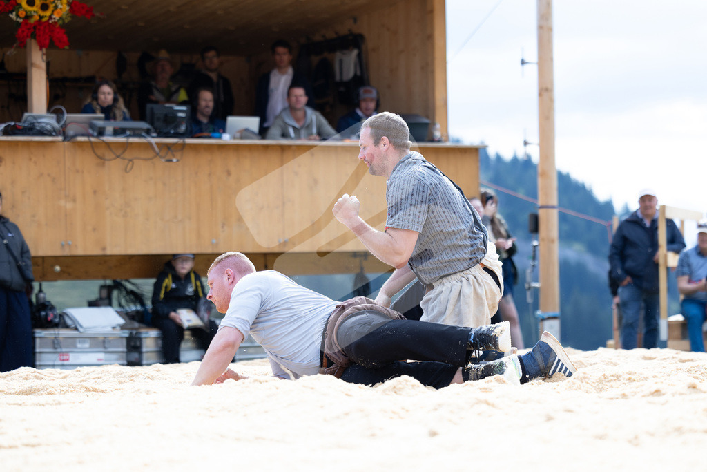Rigi2025_0495 | Die Schwinger des Schwyzer Kantonalen Schwingerverbandes: Fotos, die Dynamik und Leidenschaft festhalten, sowie emotionale Momente aus dem traditionellen Schwingsport zeigen. - Realisiert mit Pictrs.com