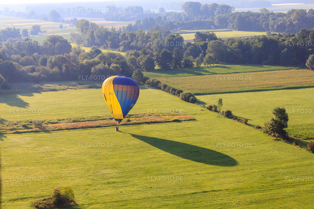 Luftbild: Landung eines Heissluftballons D-OTKA in Erlenbach bei Kandel im Bundesland Rheinland-Pfalz in Deutschland. Foto: IMG_70239.jpg vom 19.07.2014 durch Werner Riehm/FLY-FOTO.de