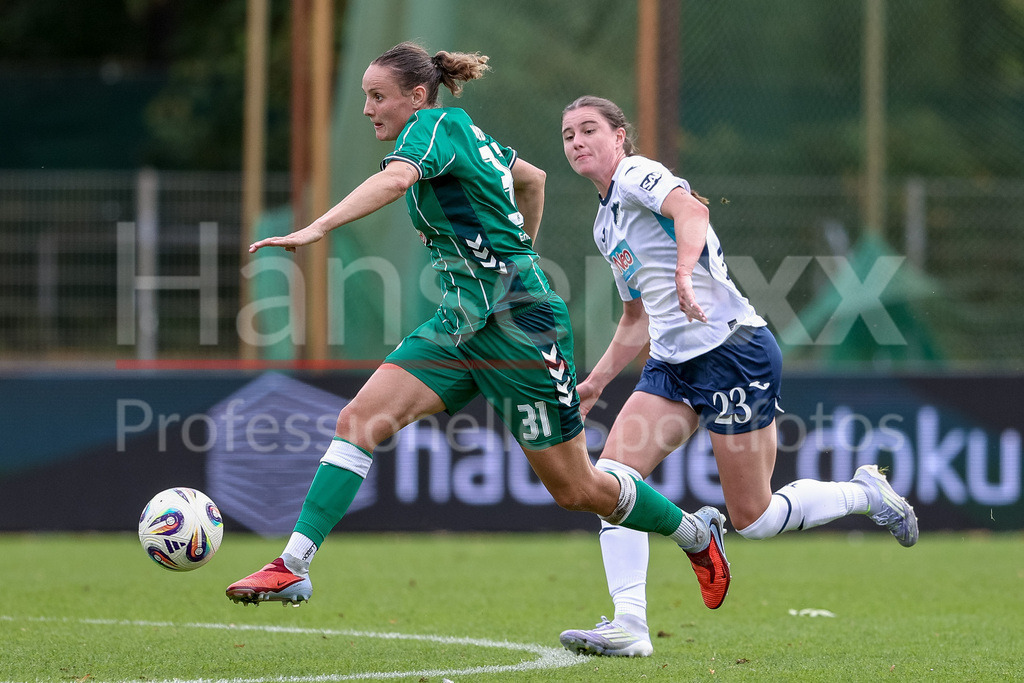 Fussball, Google Pixel Frauen-Bundesliga, SV Werder Bremen - TSG 1899 Hoffenheim | v.li.: Verena Wieder (SV Werder Bremen, 31) und Chiara Hahn (TSG 1899 Hoffenheim, 23) im Laufduell, Zweikampf, Duell, Dynamik, Aktion, Action, Spielszene, DIE DFB-RICHTLINIEN UNTERSAGEN JEGLICHE NUTZUNG VON FOTOS ALS SEQUENZBILDER UND/ODER VIDEOÄHNLICHE FOTOSTRECKEN. DFB REGULATIONS PROHIBIT ANY USE OF PHOTOGRAPHS AS IMAGE SEQUENCES AND/OR QUASI-VIDEO.