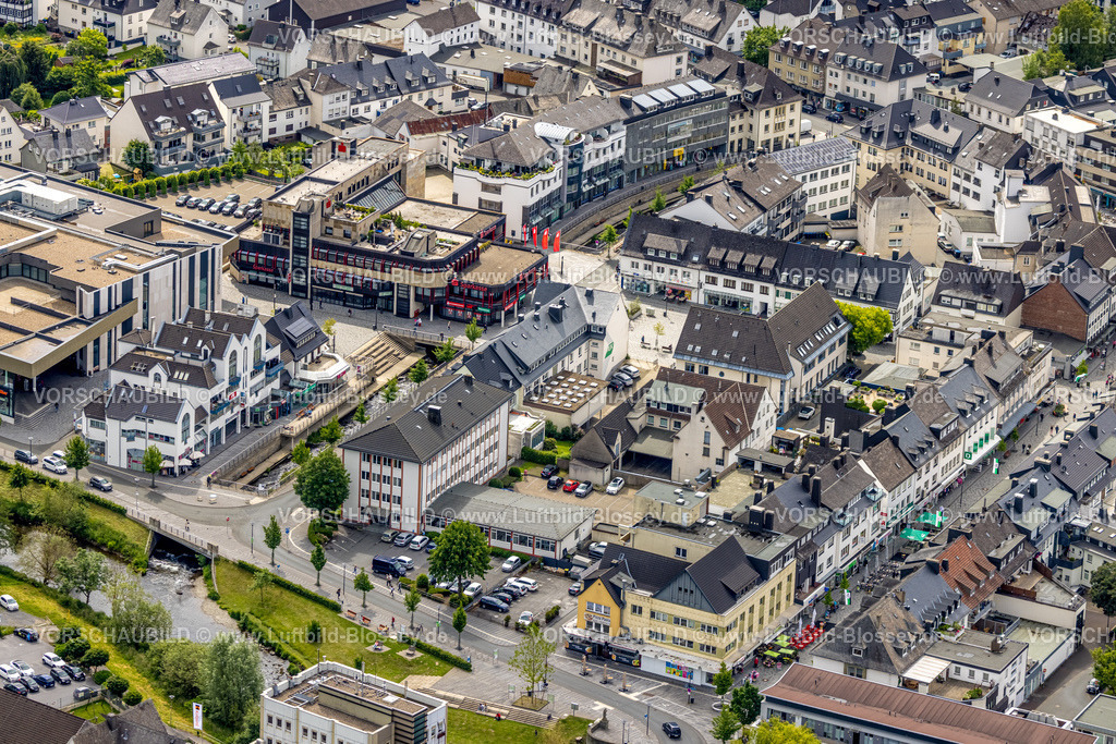 Meschede220600926 | Luftbild, Winziger Platz mit Fluss Henne und Henne-Boulevard, Sparkasse Meschede und Finanzamt, Meschede-Stadt, Meschede, Sauerland, Nordrhein-Westfalen, Deutschland