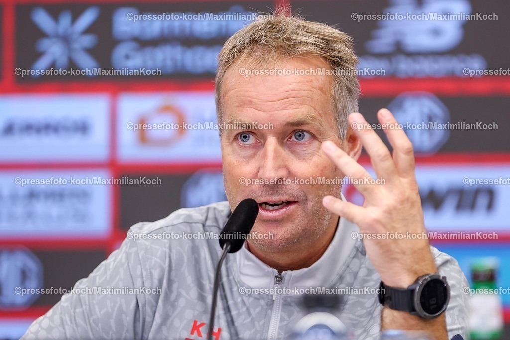 B0411092501029 | 11.09.2025, Fußball, Pressekonferenz Bayer 04 Leverkusen mit Cheftrainer Kasper Hjulmand vor dem Bundesliga Spiel gegen Eintracht Frankfurt in der BayArena, Saison 2025 2026 DFB regulations prohibit any use of photographs as image sequences and or quasi-video.