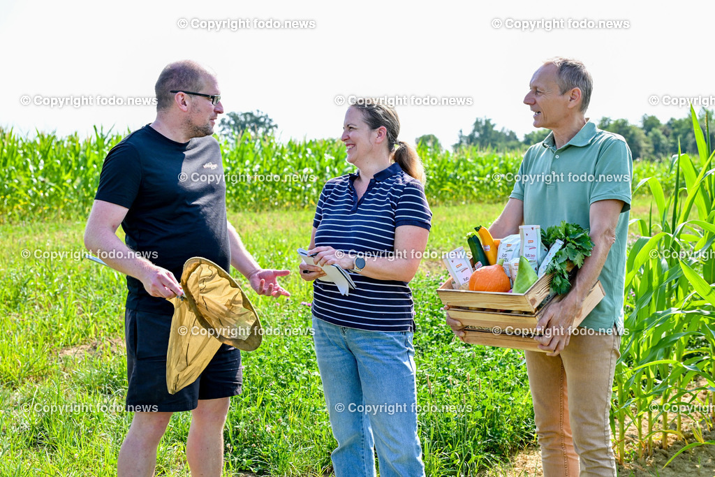 Morgentau Biogemuese GmbH_ Hofkirchen_ 25.07.2024-37 | 25.07.2024, Hofkirchen, AUT, Morgentau Biogemuese GmbH, im Bild Ronnie Walcher (Biodiversitaetsforscher Boku Wien), Kati Salzner (Kurier Redaktion Wien), Christian Stadler (Morgentau Biogemuese)