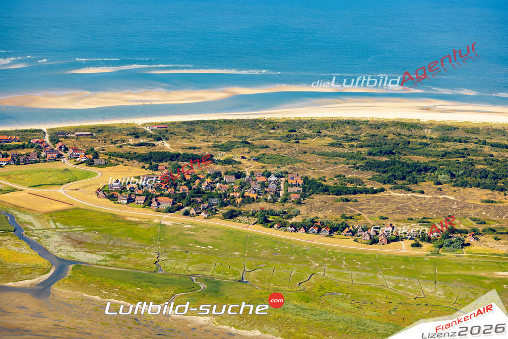 Aktuelles Luftbild von  Baltrum - Die Luftaufnahme wurde 2022 mittels UL-Flugzeug erstellt ( keine Drohne ) - hochauflösende Kamera-Systeme von  Canon -Beste Qualität - Für grossformatige Ausdrucke geeignet. Die Geschenkidee !