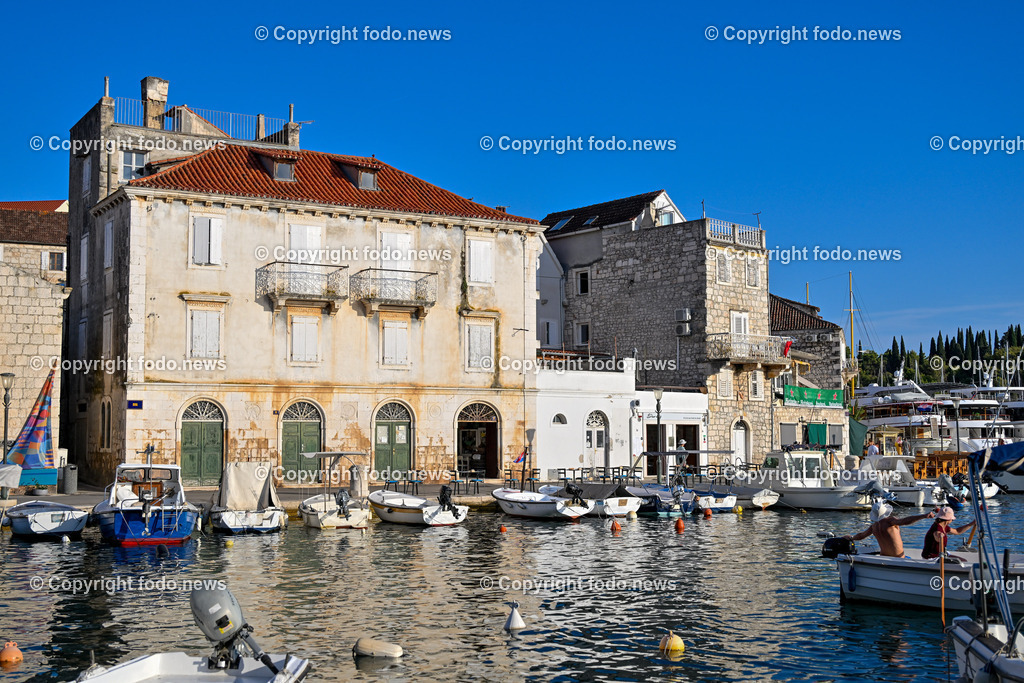 Kroatien_ Brac_ Insel in Dalmatien_ Milna_ 20.07.2025-16 | 20.07.2025, Kroatien, HRV, Brac, Insel in Dalmatien, Milna im Bild Themenbild, Milna, Hafenortschaft in der Gespanschaft Split-Dalmatien auf der Insel Brac, Hafen, Boote, Motorboot, Haeuser, Gebauede, Feature, Symbolbild