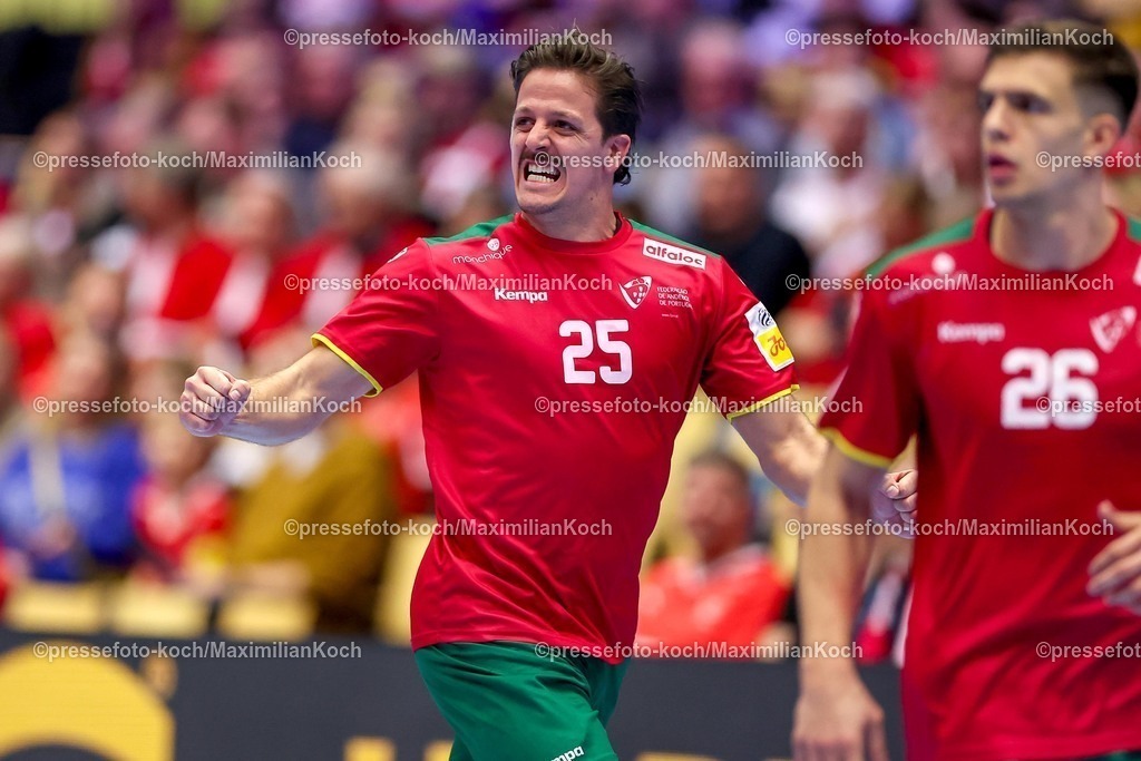 EHF16012601145 | 16.01.2026, Handball, Men's EHF EURO 2026, Portugal - Rumänien, Jyske Bank Boxen in Herning, Dänemark, Preliminary Round:  Antonio Antunes Baeta Rodrigues Areia (Portugal #25) jubelnd