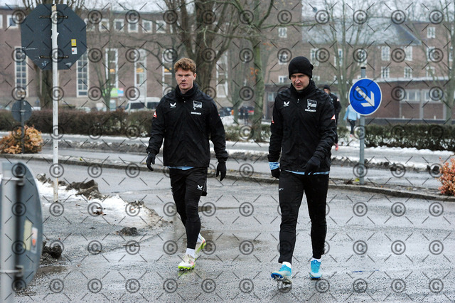 RGE_8446b | Hertha BSC, 2.Bundesliga, Herren, Training, Saison 2025/26,  von li. Sebastian Groenning ( Hertha BSC ),  Paul Seguin ( Hertha BSC ), Mittwoch 14.01. 2026    Fotograf:  Ralf Gebhardt - Realisiert mit Pictrs.com