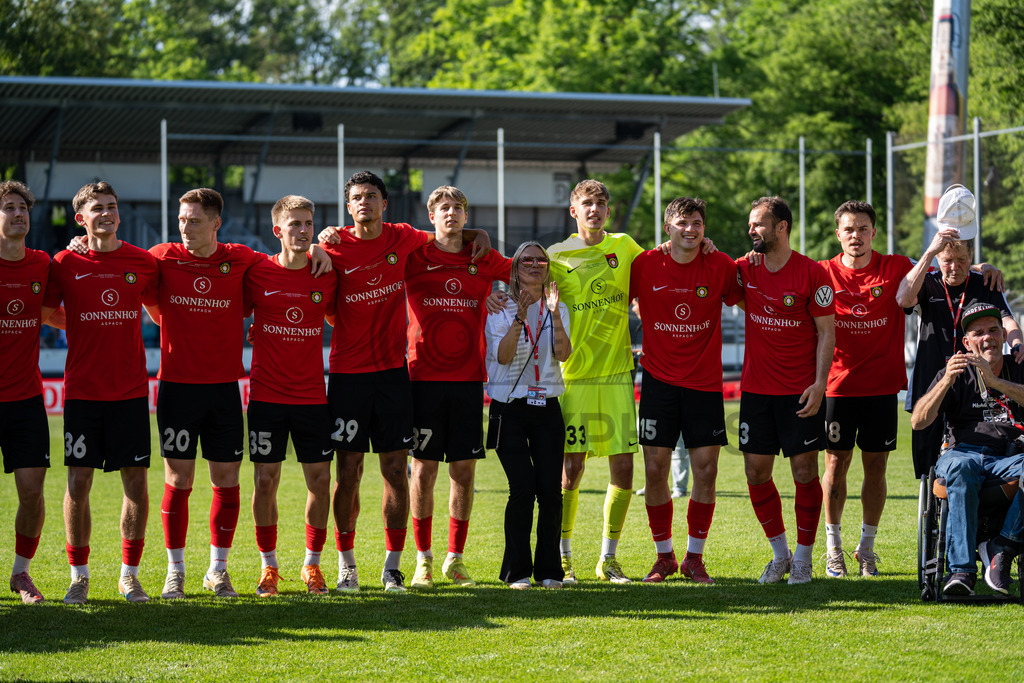 Stuttgarter Kickers vs. SG Sonnenhof Großaspach, Fussball, WFV-Pokal, Finale, 23.05.2026 | Team jubelt nach Abpfiff mit Fans, Zuschauern und Verantwortlichen,Stuttgarter Kickers vs. SG Sonnenhof Großaspach, Fussball, WFV-Pokal, Finale, 23.05.2026
