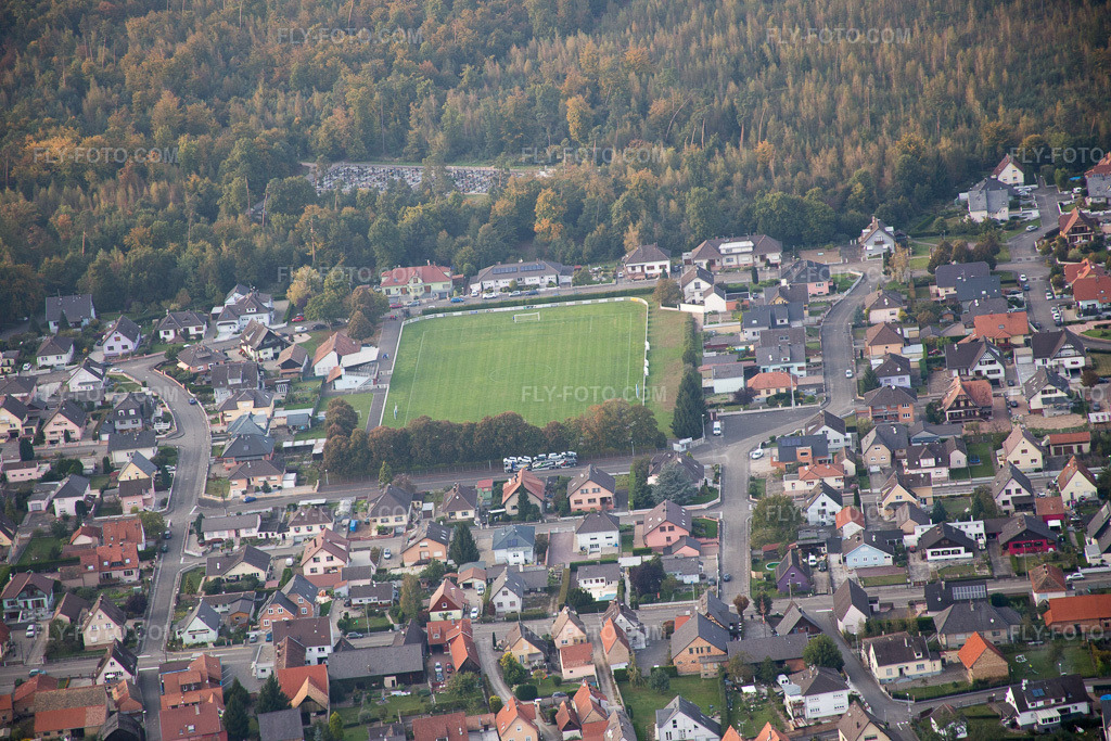 Aerial view: View of the town in Schirrhoffen in the state Bas-Rhin, France. – Photo: IMG_074317.jpg taken on 10/04/2014 by Werner Riehm/FLY-FOTO.com – Resolution of the original: 5472 x 3648 px