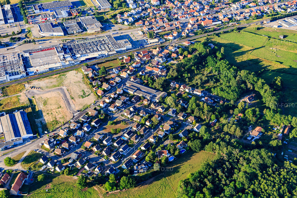 Vue aérienne: Rue Wolmar à le quartier Metzgerhof Krausenhof in Hagenau dans le département Bas Rhin, France.Photo: IMG_115473.jpg prise le 16/06/2019 par Werner Riehm/FLY-FOTO.euRésolution de l'original: 4998 x 3332 px