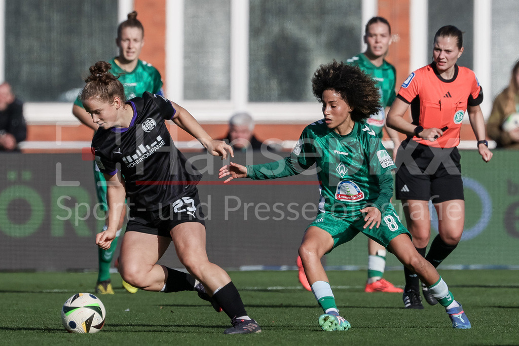 Fussball, Google Pixel Frauen-Bundesliga, SV Werder Bremen - SGS Essen | v.li.: Paulina Platner (SGS Essen, 25) und Amira Arfaoui (SV Werder Bremen, 8) im Zweikampf, Duell, Dynamik, Aktion, Action, Spielszene, DIE DFB-RICHTLINIEN UNTERSAGEN JEGLICHE NUTZUNG VON FOTOS ALS SEQUENZBILDER UND/ODER VIDEOÄHNLICHE FOTOSTRECKEN. DFB REGULATIONS PROHIBIT ANY USE OF PHOTOGRAPHS AS IMAGE SEQUENCES AND/OR QUASI-VIDEO.