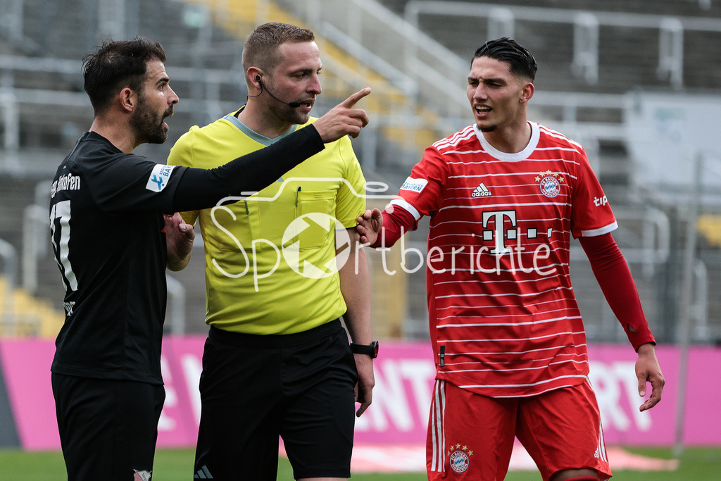 FC Bayern Amateure - SpVgg Hankofen-Hailing | v. l. Daniel HOFER (Hank #17) / Schiedsrichter Johannes HAMPER und Yusuf Karhan KABADAYI (FCB #7)