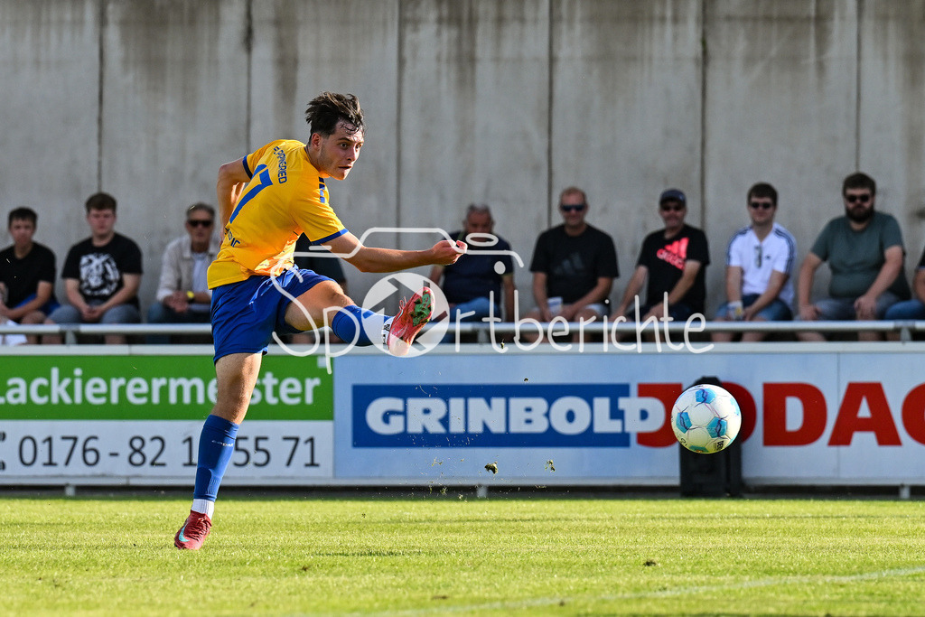 FC Pipinsried - SV Wacker Burghausen | am Ball Nenad PETKOVIC (FCP #17) / Einzelfoto / Freisteller / Landespokal Bayern: FC Pipinsried - SV Wacker Burghausen; Küchenstadel-Arena am 26.08.2025