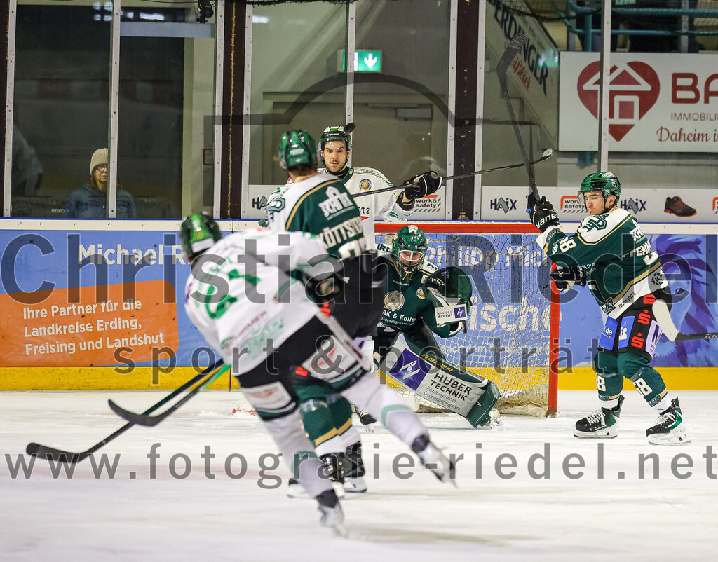 2026-01-02_085_TSV_Erding_gegen_Hoechstadt_Alligators | Erding, Deutschland, 02.01.2026:Eishockey, Oberliga Süd 2025 / 2026, 33. Spieltag, TSV Erding gegen Höchstadt Alligators, Endergebnis: 2:1Samuel Eriksson (Höchstadt Alligators, #61), Torwart David Zabolotny (Erding Gladiators, #72), Paul Pfenninger (Erding Gladiators, #58)Foto: Christian Riedel / fotografie-riedel.net