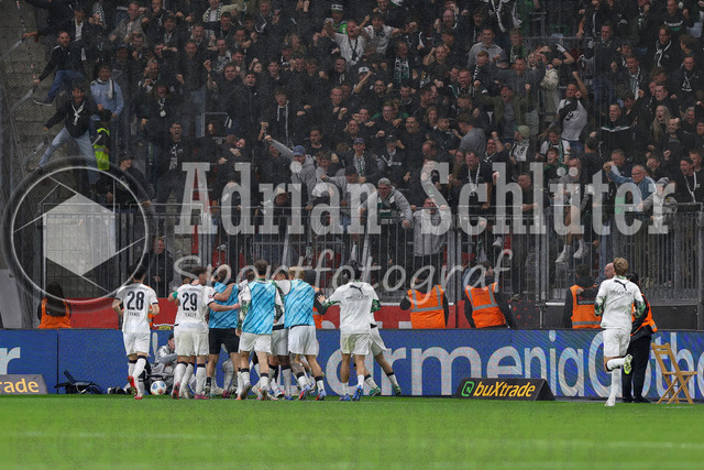 Bayer 04 Leverkusen vs Borussia Mönchengladbach - Bundesliga  | Leverkusen, Deutschland, 21.09.25:   Haris Tabakovic (Borussia Mönchengladbach) Torjubel, jubelt mit seiner Mannschaft nach dem Treffer zum 1:1 waehrend des Spiels der Bundesliga zwischen  Bayer 04 Leverkusen vs Borussia Mönchengladbach in der BayArena(Foto von Brauer-Fotoagentur / Adrian Schlueter)
