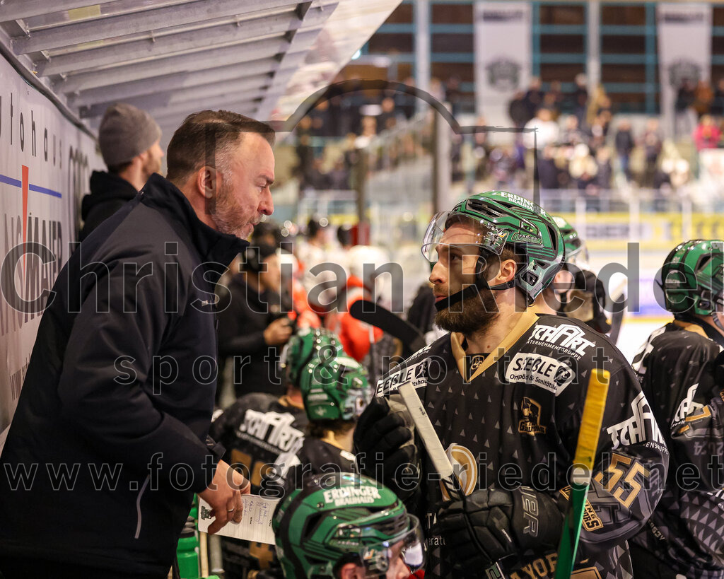 2024-03-08_104_TSV_Erding_gegen_EHC_Koenigsbrunn | Erding, Deutschland, 08.03.2024:
Eishockey, Bayernliga Playoffs 2023 / 2024, 1. Spieltag, TSV Erding gegen EHC Königsbrunn, Endergebnis: 3:0

Teamchef Thomas Daffner (Erding Gladiators), Petr Pohl (Erding Gladiators, #55)

Foto: Christian Riedel / fotografie-riedel.net