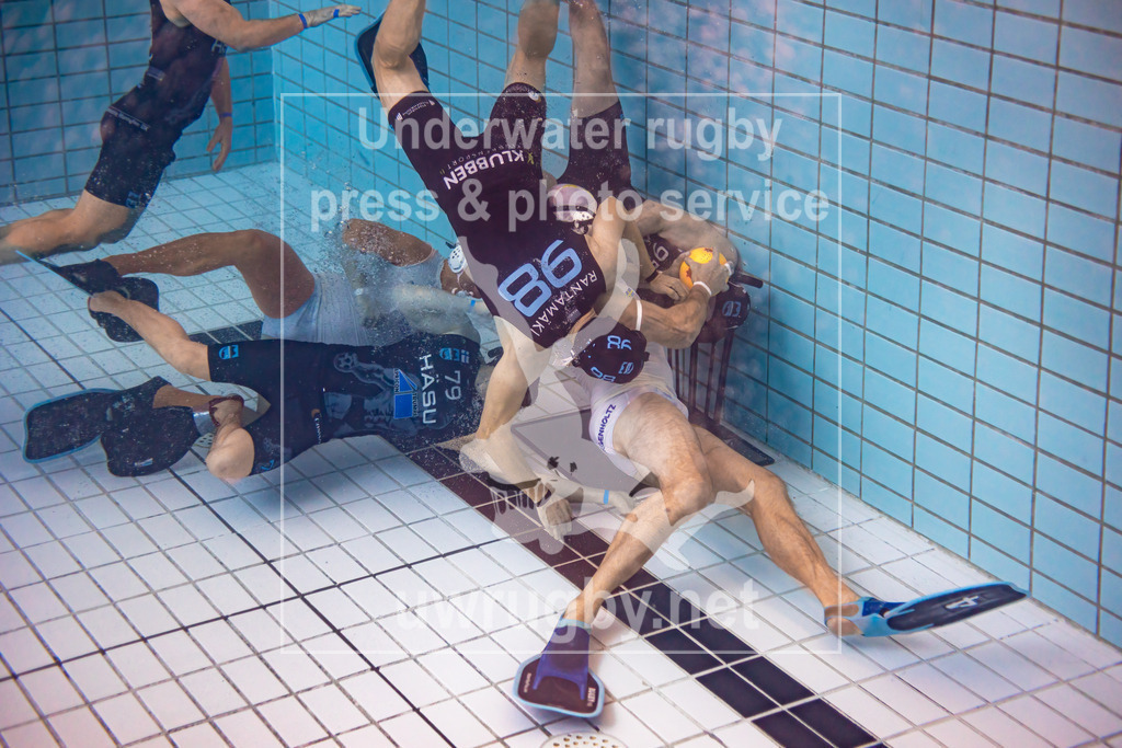 24. - 26.11.2023: Unterwasser-Rugby Champions Cup 2023  | Spielstart im Vorrunden-Spiel HäSu (Finnland) in blau gegen SDK Malmö Triton  (Schweden) in weiß. - Realisiert mit Pictrs.com