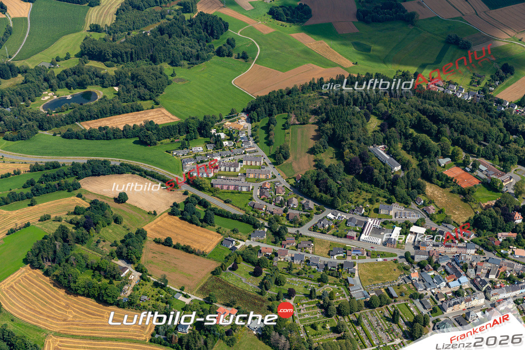 Das Luftbild der Stadt Helmbrechts wurde 2021 vom Flugzeug heraus erstellt (keine Drohne) Aufnahmehöhe ca.450 Meter- hohe Bildauflösung und Druck-Qualität garantiert!