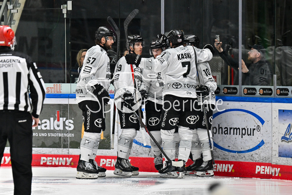 Augsburger Panther - Kölner Haie | Jubel der Haie nach dem Treffer zum 0-1 durch Patrick RUSSELL (Kölner Haie 63) / Tor / Torschuetze / Freude / Happy / DEL: Augsburger Panther - Kölner Haie; Curt Frenzel Stadion am 26.09.2025