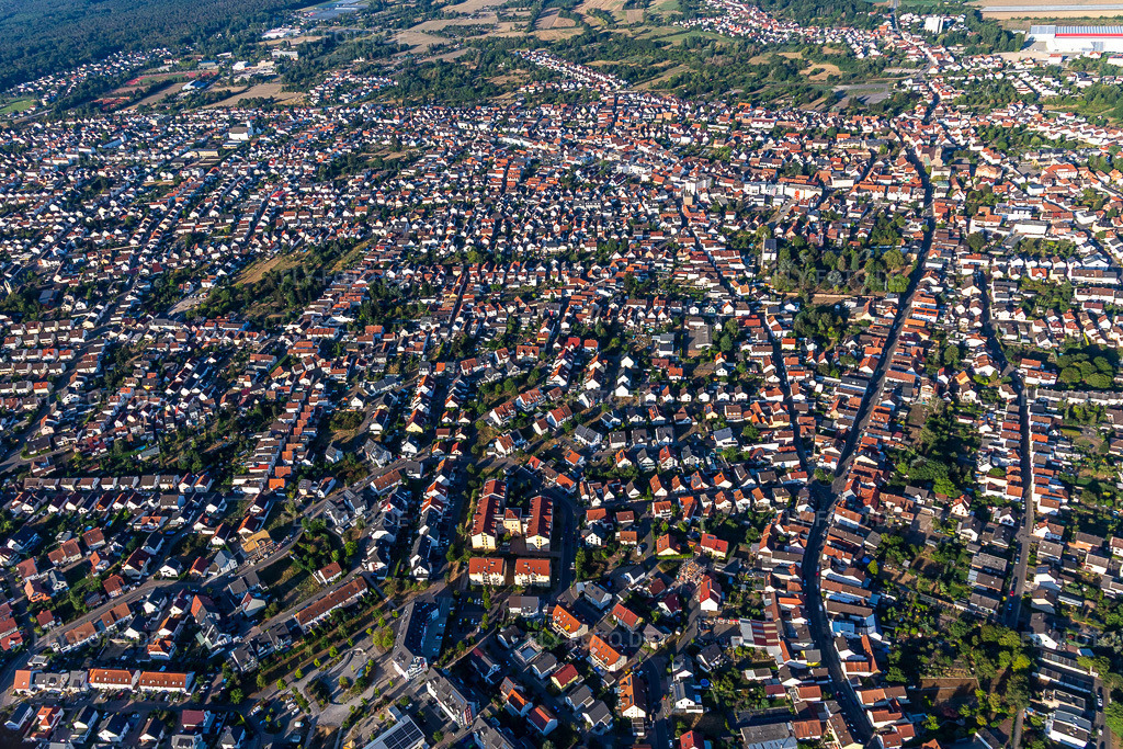 Luftbild:  in Schifferstadt im Bundesland Rheinland-Pfalz in Deutschland. Foto: IMG_133914.jpg vom 21.08.2022 durch Werner Riehm/FLY-FOTO.deStadtverwaltung Schifferstadt