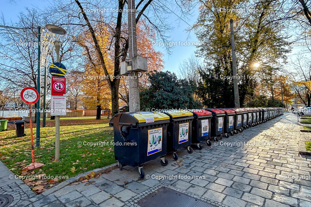 Linz_ Weihnachtsmarkt_ Terrorschutz_ 18.11.2025-1 | 18.11.2025, LINZ, AUT, Weihnachtsmarkt, im Bild Themenbild, Weihnachstsmarkt, Volksgarten, Terrorschutz, Muelltonnen, Recycling, Abfalltrennung, gelbe Deckel, rote Deckel, Muellcontainer, Straße, Herbst, Stadtpark, Muellentsorgung, Umwelt, Sauberkeit, oeffentliche Infrastruktur, Ordnung, Gehweg, Feature, Symbolbild