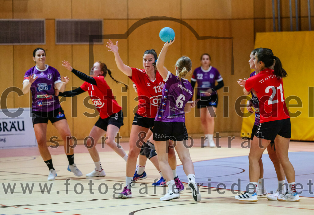 2023-11-04_032_SpVgg_Altenerding_gegen_TV_Altoetting | Erding, Deutschland, 04.11.2023:
Handball, Bezirksoberliga Frauen Altbayern 2023 / 2024, 6. Spieltag, SpVgg Altenerding gegen TV Altötting, Endergebnis: 28:26

Stefanie Koller (TV Altötting, #13), Marlene Mittermeier (SpVgg Altenerding, #6), Eva Taubeneder (TV Altötting, #21)

Foto: Christian Riedel / fotografie-riedel.net
