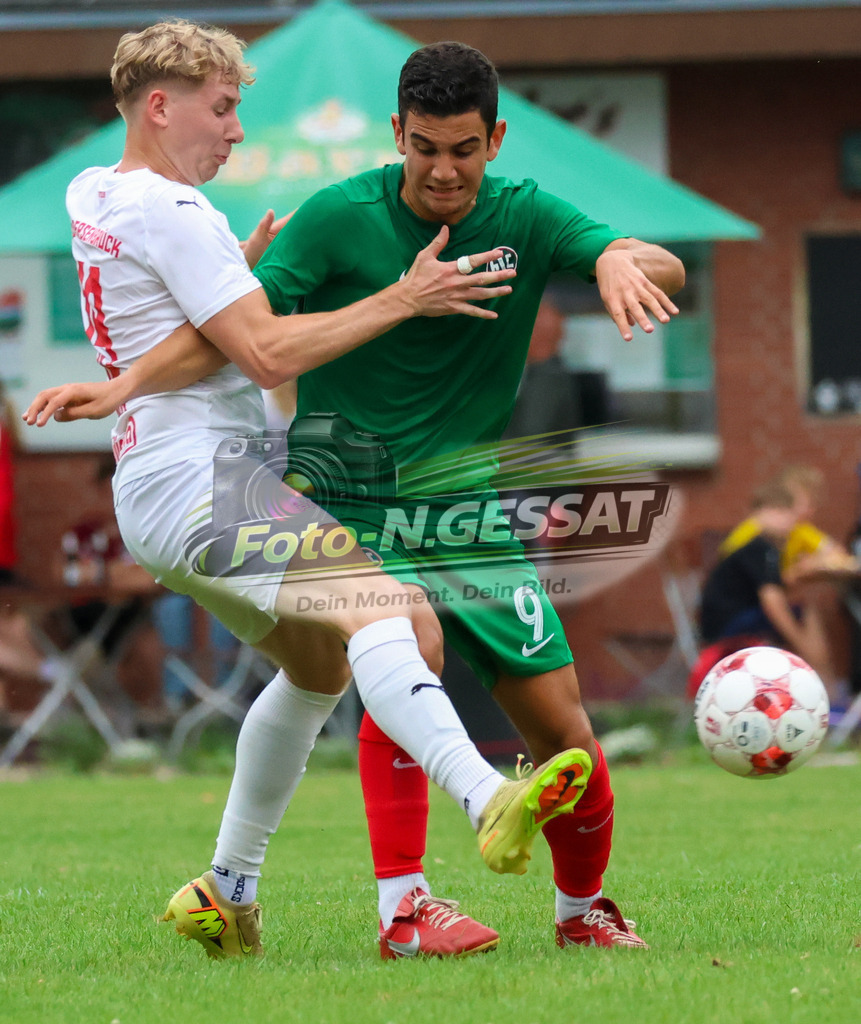 TuS Bersenbrück - HSC Hannover | Auf dem Bild zu sehen: weiß TuS Bersenbrück: Patrick Siemer ; grün HSC Hannover: Ant Yel TuS Bersenbrück, HSC Hannover, Saison 25/26, Testspiel, Bünde, Deutschland - Realisiert mit Pictrs.com